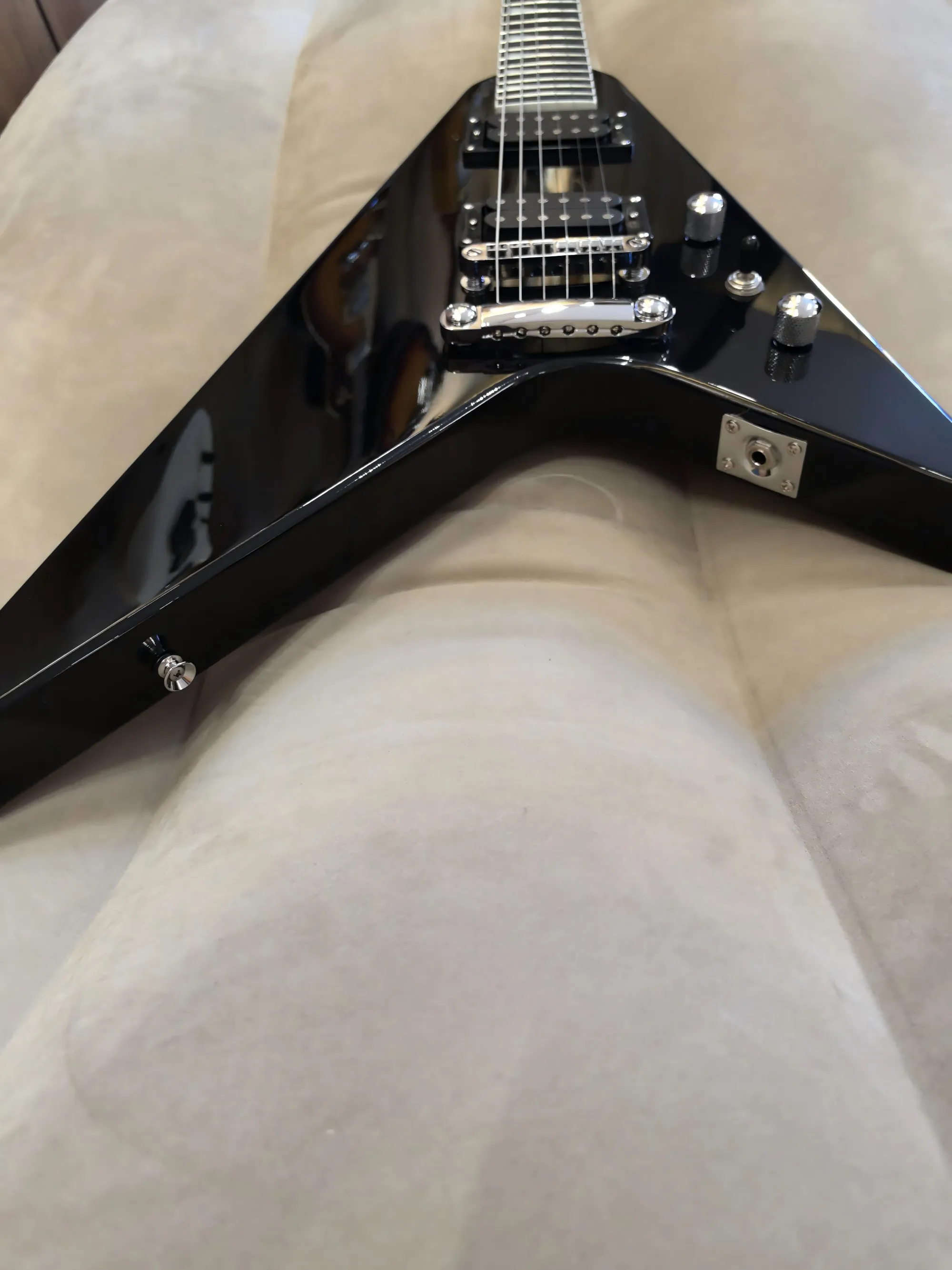 

Factory direct sale, 22 pieces of black irregular-shaped 6-string electric guitars, made of poplar wood, in stock!
