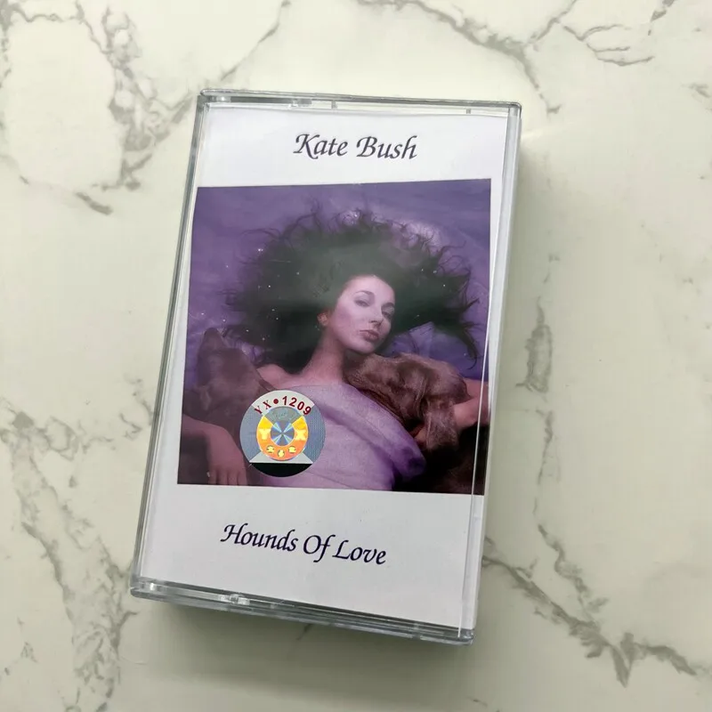 

Кассета Кейт Буш Hounds of Love, альбом в стиле арт-поп и альтернативного рока, коллекционный аудиоматериал в ретро-стиле, идеальный подарок для фанатов