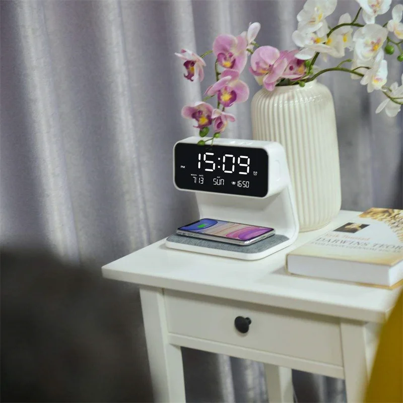 Creative 3 In 1 Bedside Lamp Wireless Charging LCD Screen Alarm Clock Wireless Phone Charger For Iphone Smart Alarm Clock Lamp