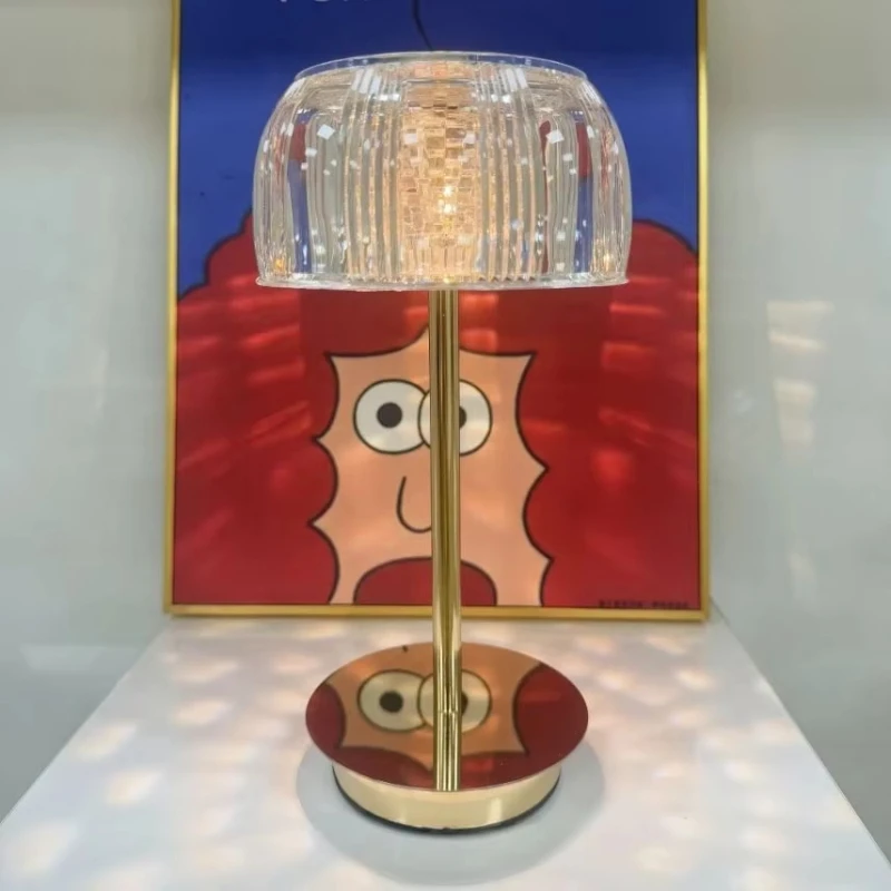 

PM cross-border Internet celebrity light luxury simple metal creative gift atmosphere light bedroom bedside charging desk lamp