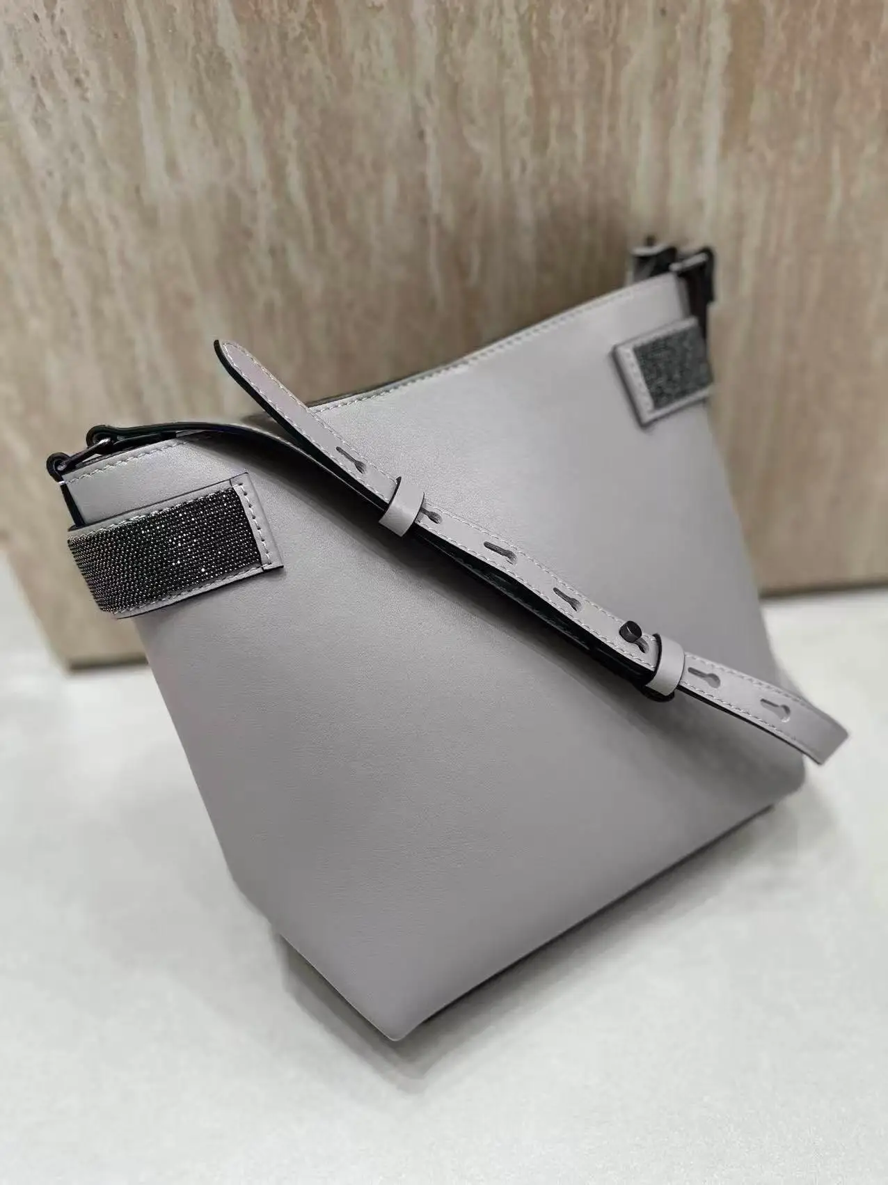 

Женская дизайнерская сумка-ведро из импортной телячьей кожи, модная и универсальная, с большой вместимостью, на одно плечо, повседневная.