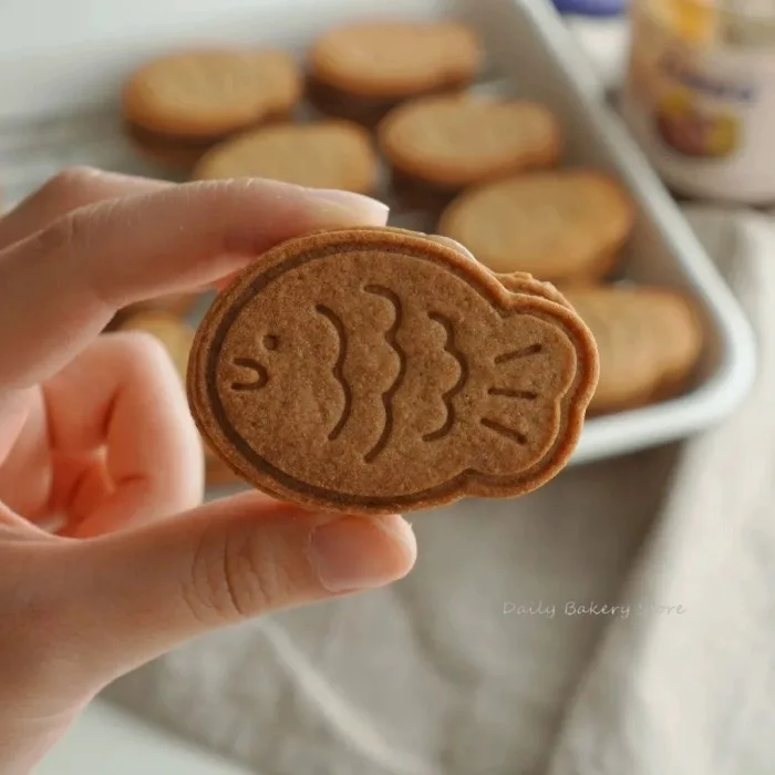 Cute Graffiti Abstract Cartoon Bear Cookie Cutter 3D DIY Cat Fish Dog Biscuit Cookie Mold Baking Tool Fondant Cake Stamp Mold