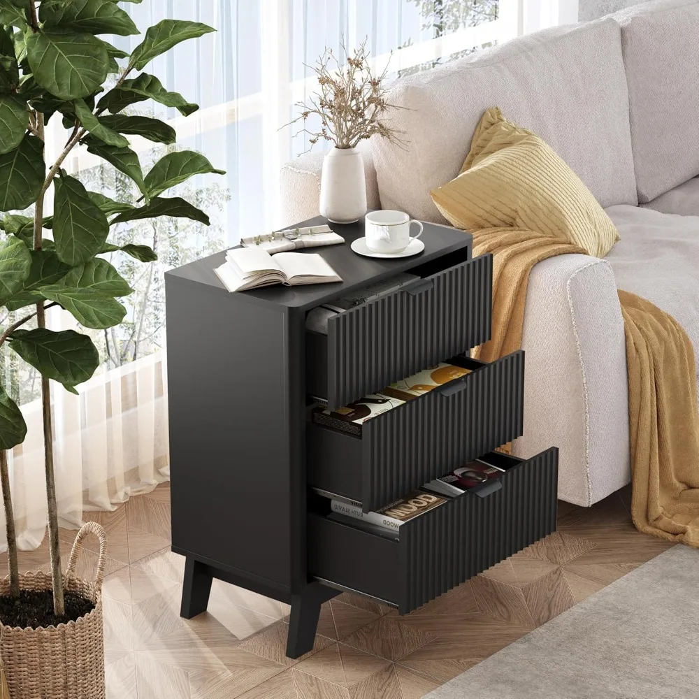 منضدة خشبية مخددة حديثة بثلاثة أدراج من منتصف القرن مع مقابض معدنية، مجموعة طاولة بجانب السرير ونهاية