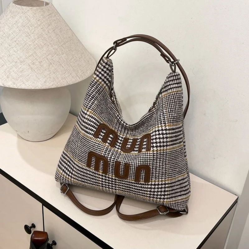 حقيبة ماسنجر نسائية أنيقة مصنوعة من الجلد الناعم بجودة عالية ومظهر عتيق عصري ​