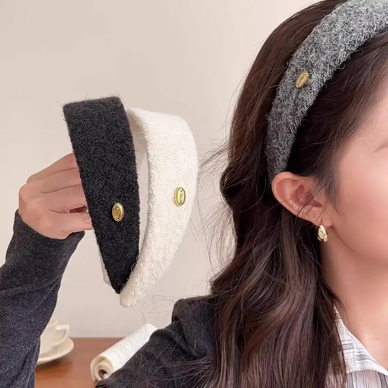 

Пушистые повязки на голову для женщин, мягкие вязаные повязки для волос с золотым логотипом, модные аксессуары для волос для повседневного использования и вечеринок〔CC55〕