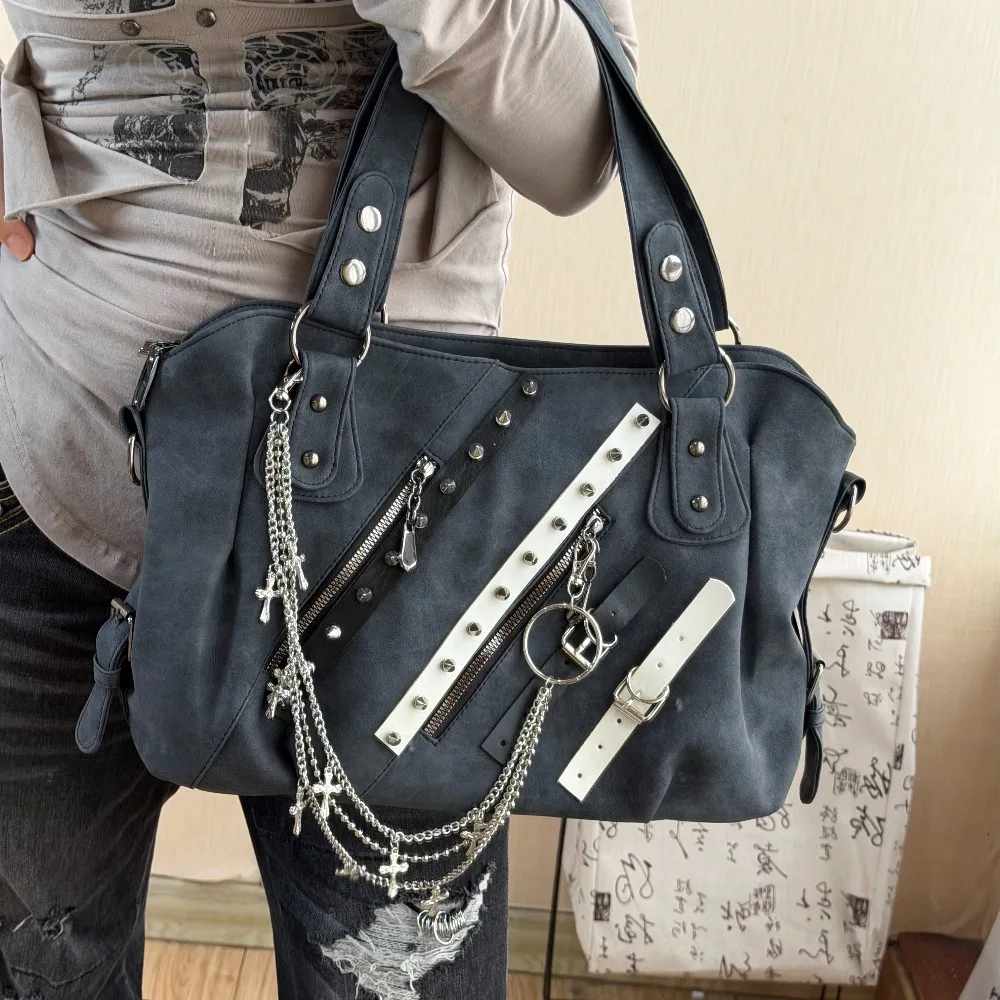

Chain Punk Messenger Bag for Men and Women Original Black Shoulder Bag Subculture Rivet Crossbody Bags