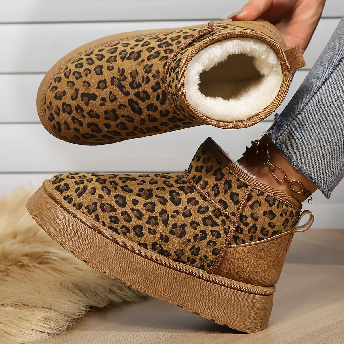 Scarpe da donna con stampa leopardata 2024 inverno nuovi comodi stivali da neve da donna caldi antiscivolo stivali corti in peluche alla moda