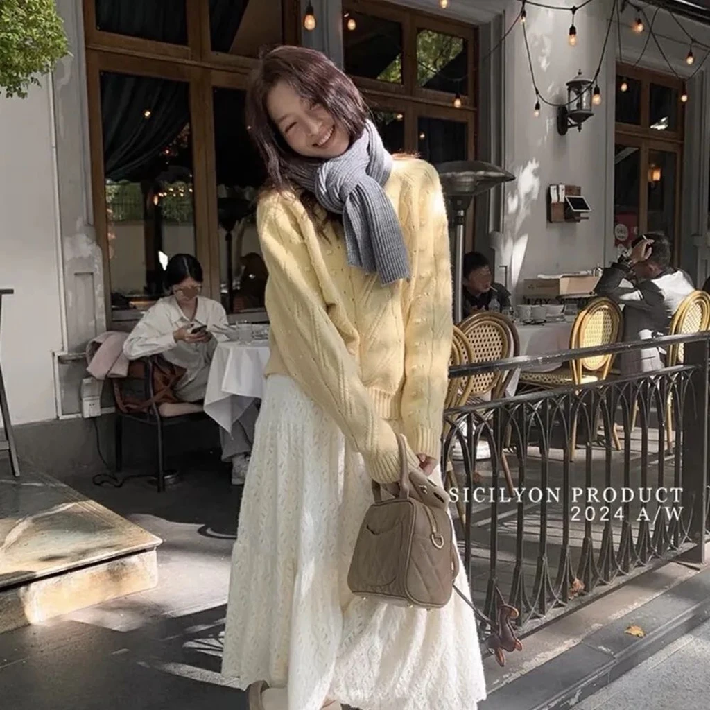 تنورة ماكسي نسائية جديدة من الدانتيل الأبيض لعام 2025 للخريف والشتاء ذات طبقات عالية الخصر على شكل حرف a تنورة طويلة أنيقة على الطراز الفرنسي جزء غير رسمي