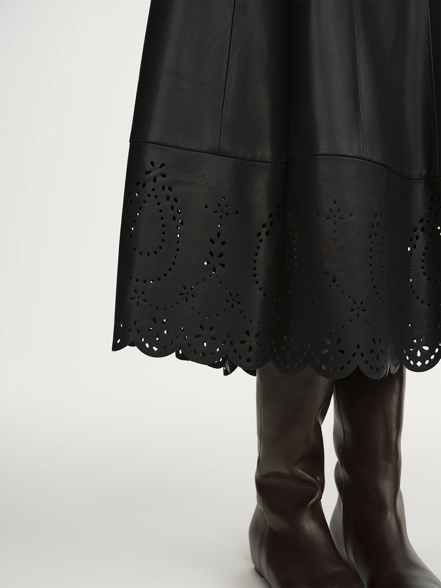 DUSHU Plus Size Women's Winter 2025 New Arrival Openwork Flower Shadow Leather Skirt with Elastic Waist and Carved Flower Design