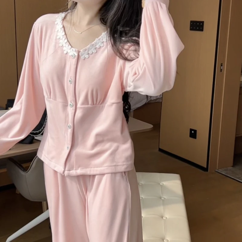 

2026 Slimming and Skin-friendly Island Velvet Pajamas for Women with Breast Pads, Long Sleeves and Simple Lace