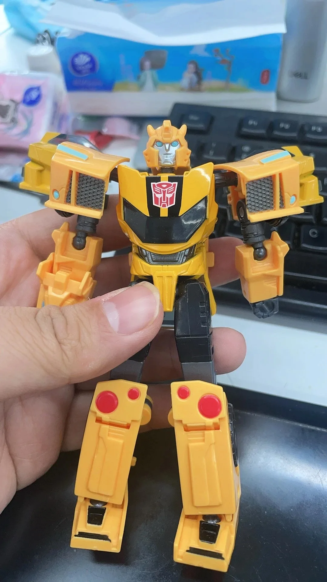 Auf Lager Hasbro Transformation Toys Earth Spark Bee Animierte Version Actionfiguren Roboter, Modell Anime Figuren Geschenkkollektion