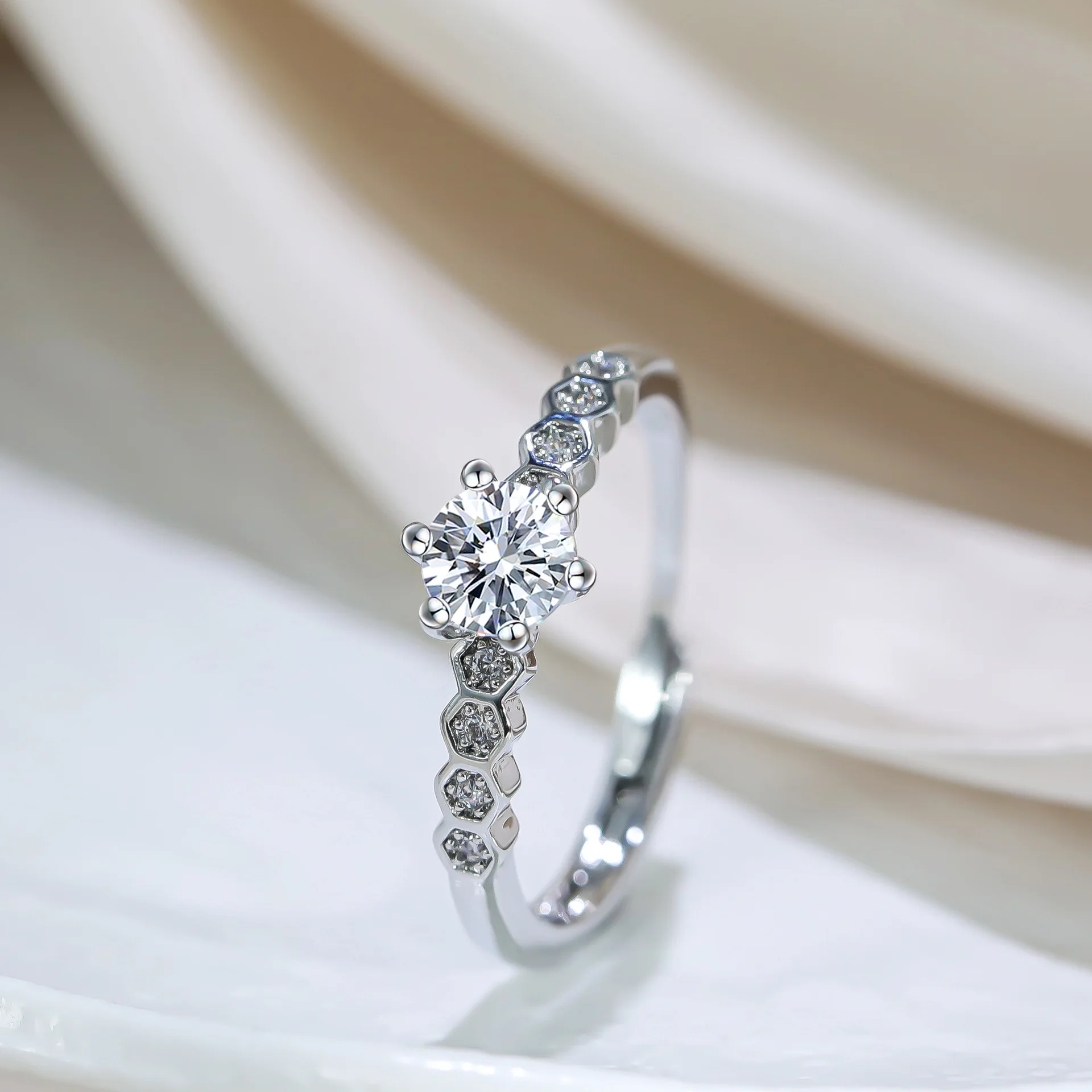 S925 Silber 6-Zinken-Diamantring mit Mikropavé-Akzentsteinen, modisches Band, trendiger, leichter Luxusschmuck im Ins-Stil