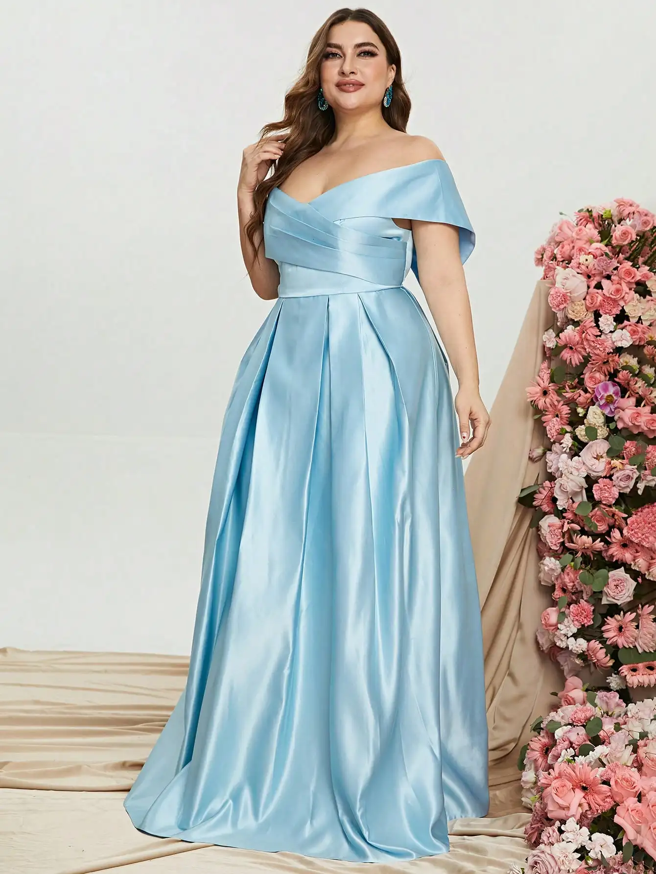 Атласное платье с открытыми плечами и разрезом