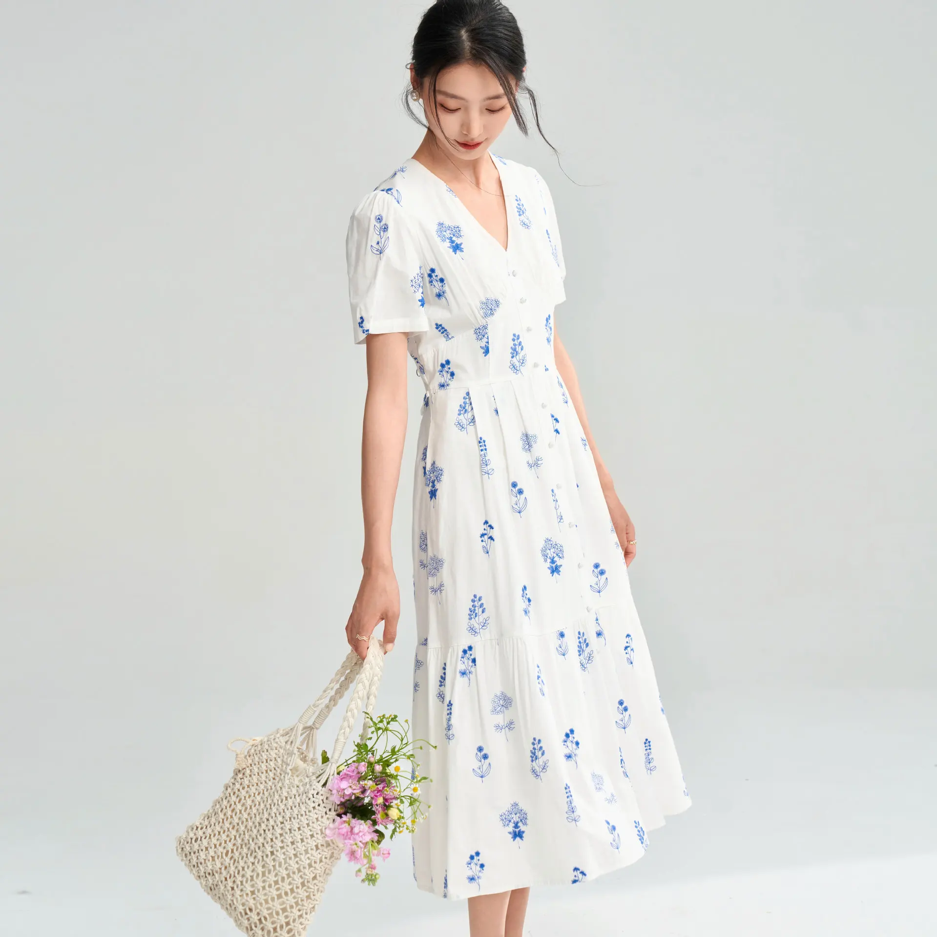2025 Summer Embroidered Flower Pure Cotton French Minimalist V-neck Waist for Skinny Appearance Floral Dress
