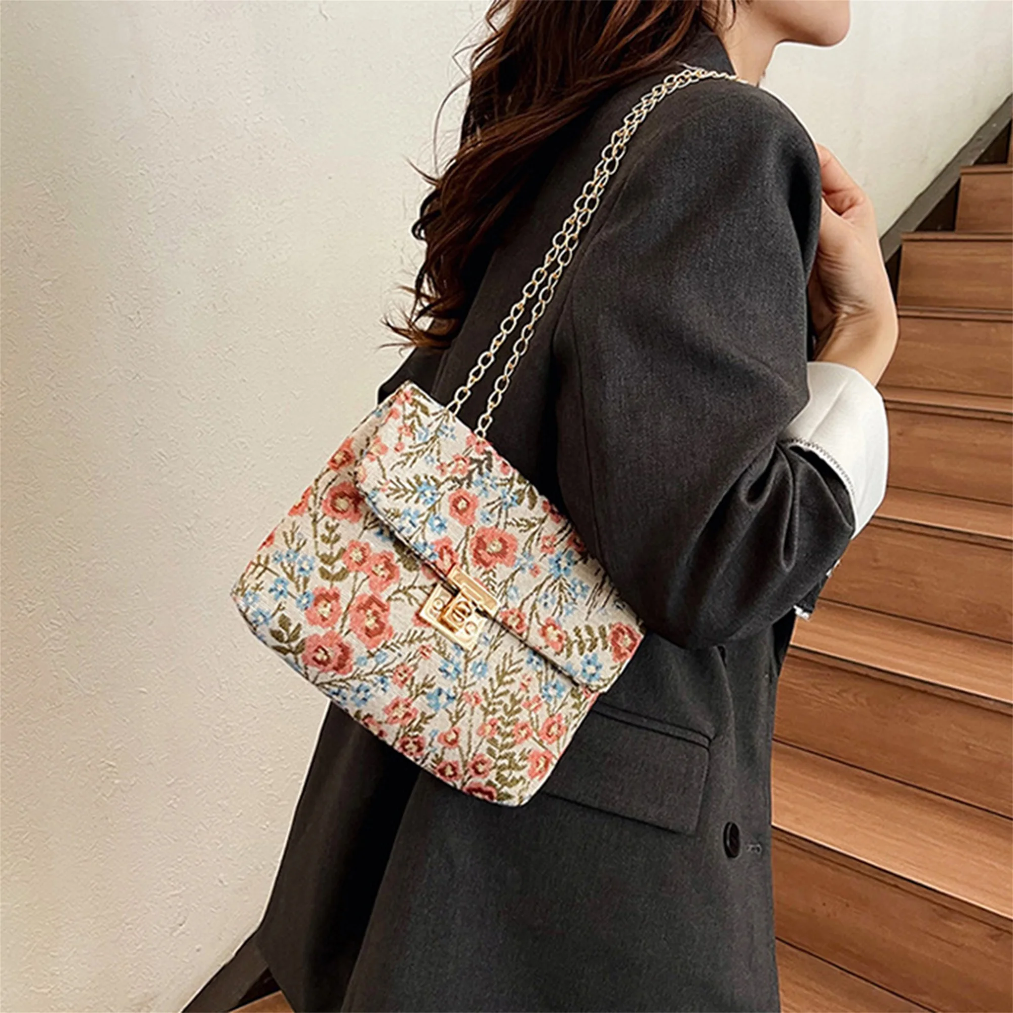 ボヘミアンスタイルの女性の小さなクロスボディバッグ、カラフルな花柄の軽量フラップ財布とロングショルダーストラップ付き