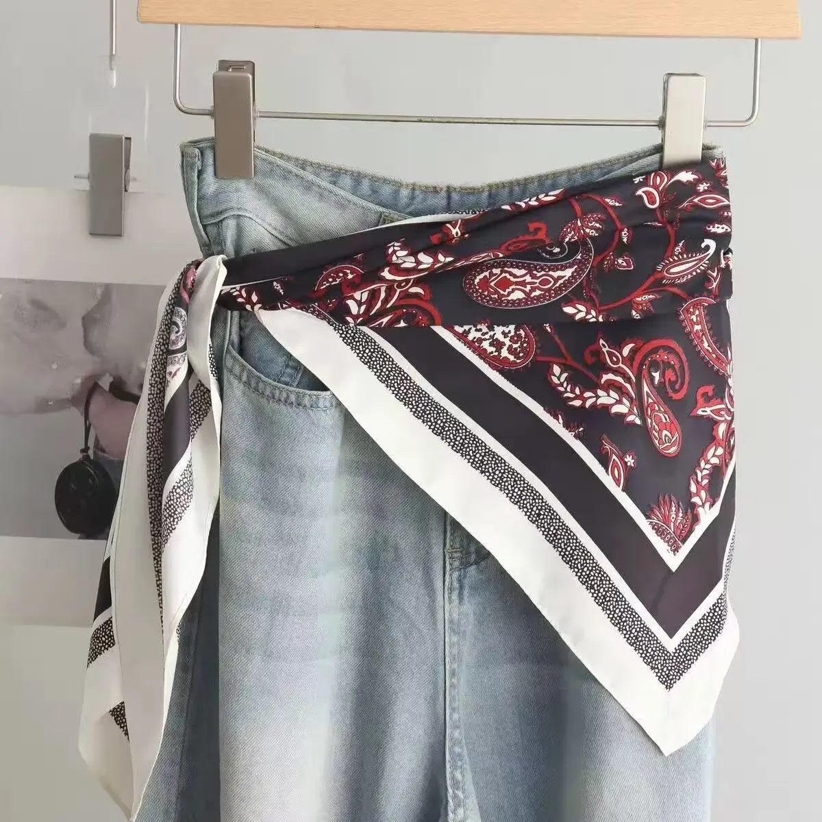 Großer Dreiecksschal im koreanischen Stil mit Paisley- und Polka-Dot-Muster für Damen, Seidenimitat, Kopftuch, Taillenschal oder eleganter dünner Schal – Detail 24