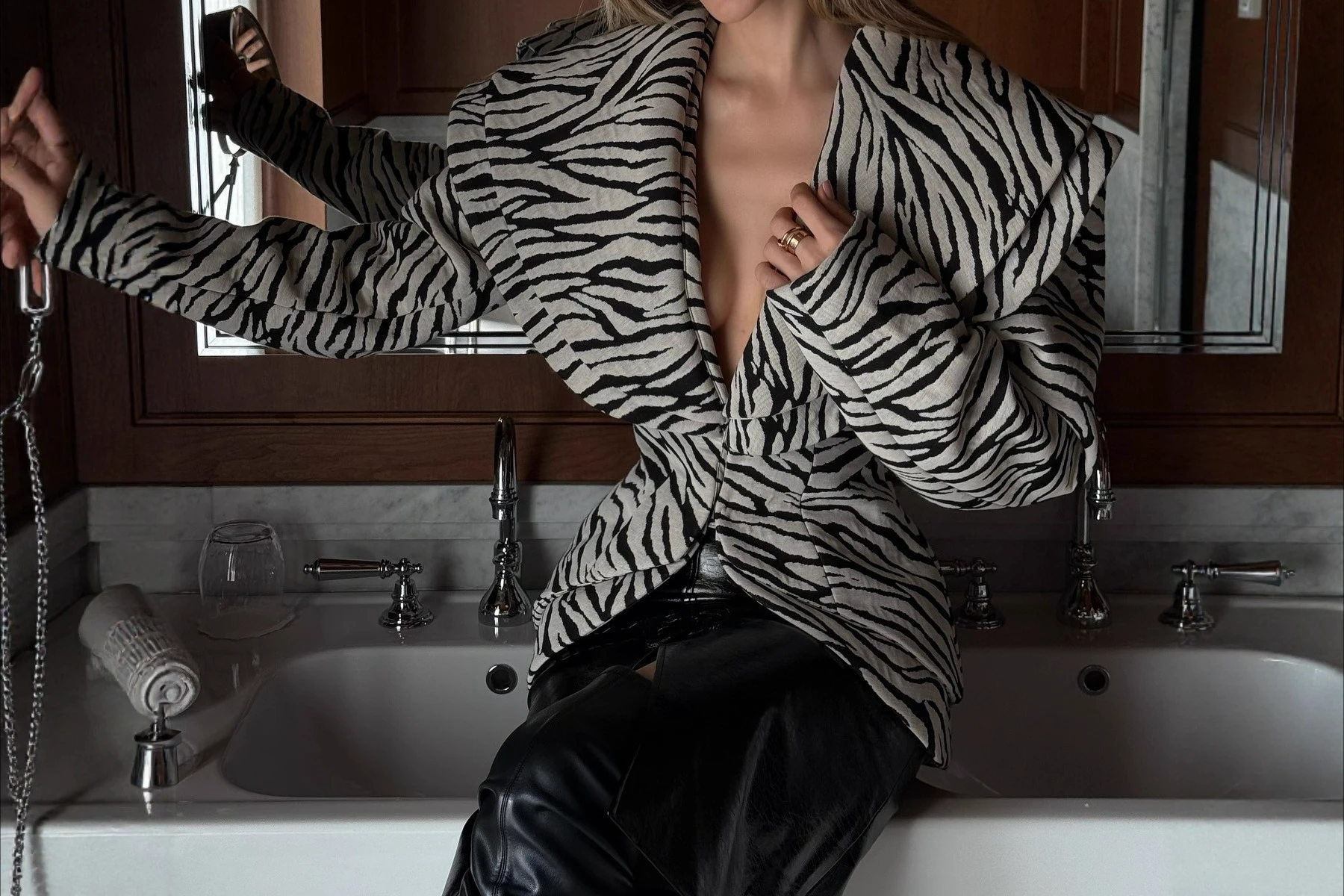 

2025 Autumn New Product Fashionable Temperament Advanced V-neck Printed Coat Half Skirt Set