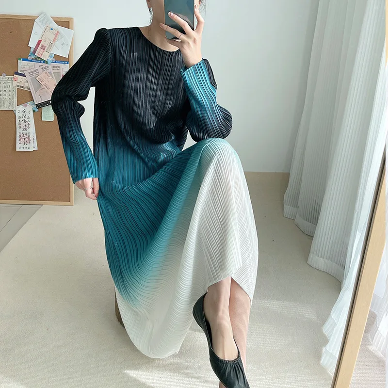 

Dress Temperament Senior Gradient Color New Long Skirt In Spring And Summer Of 2022 Pleated Knitted Dress