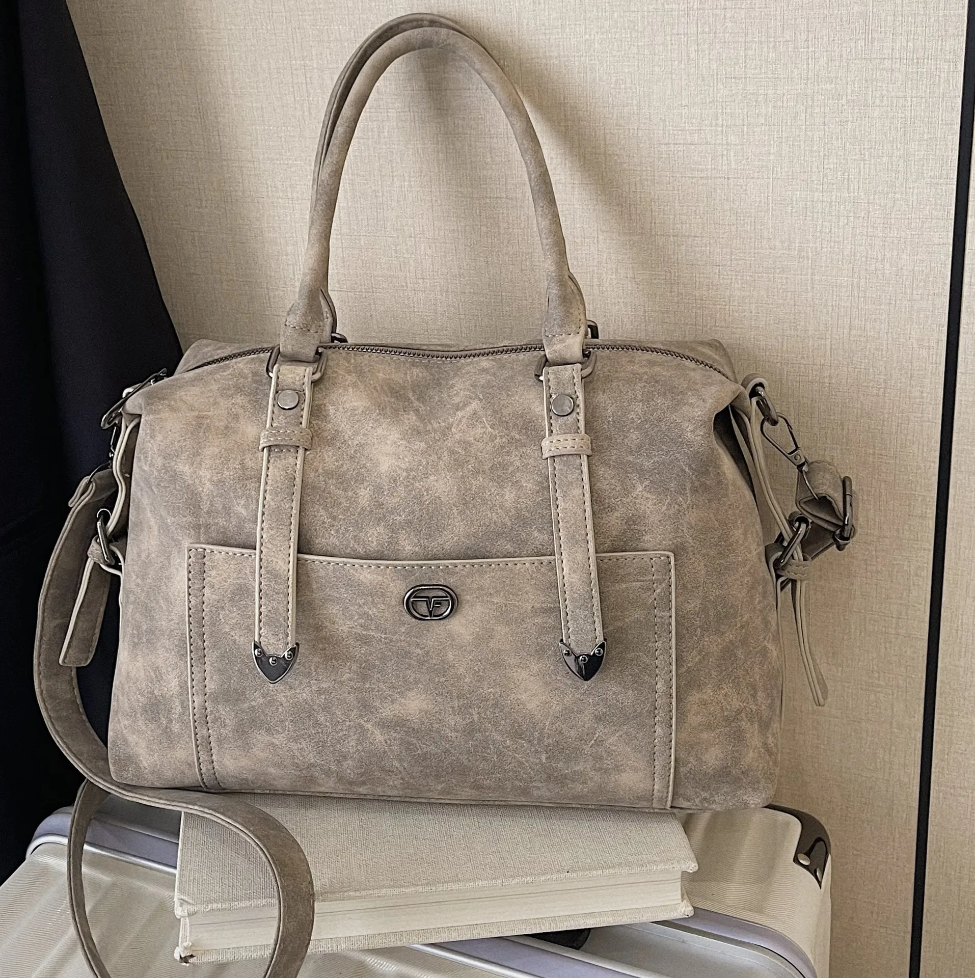 

2025 Новая минималистичная винтажная большая сумка — стильная, качественная, универсальная, через плечо/через плечо для поездок на работу