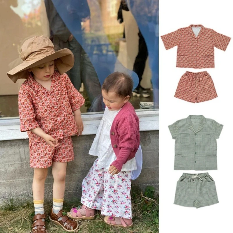 

В наличии: Детский летний комплект BE – красные шорты с цветочным принтом и зеленая клетчатая рубашка с коротким рукавом для мальчиков и девочек