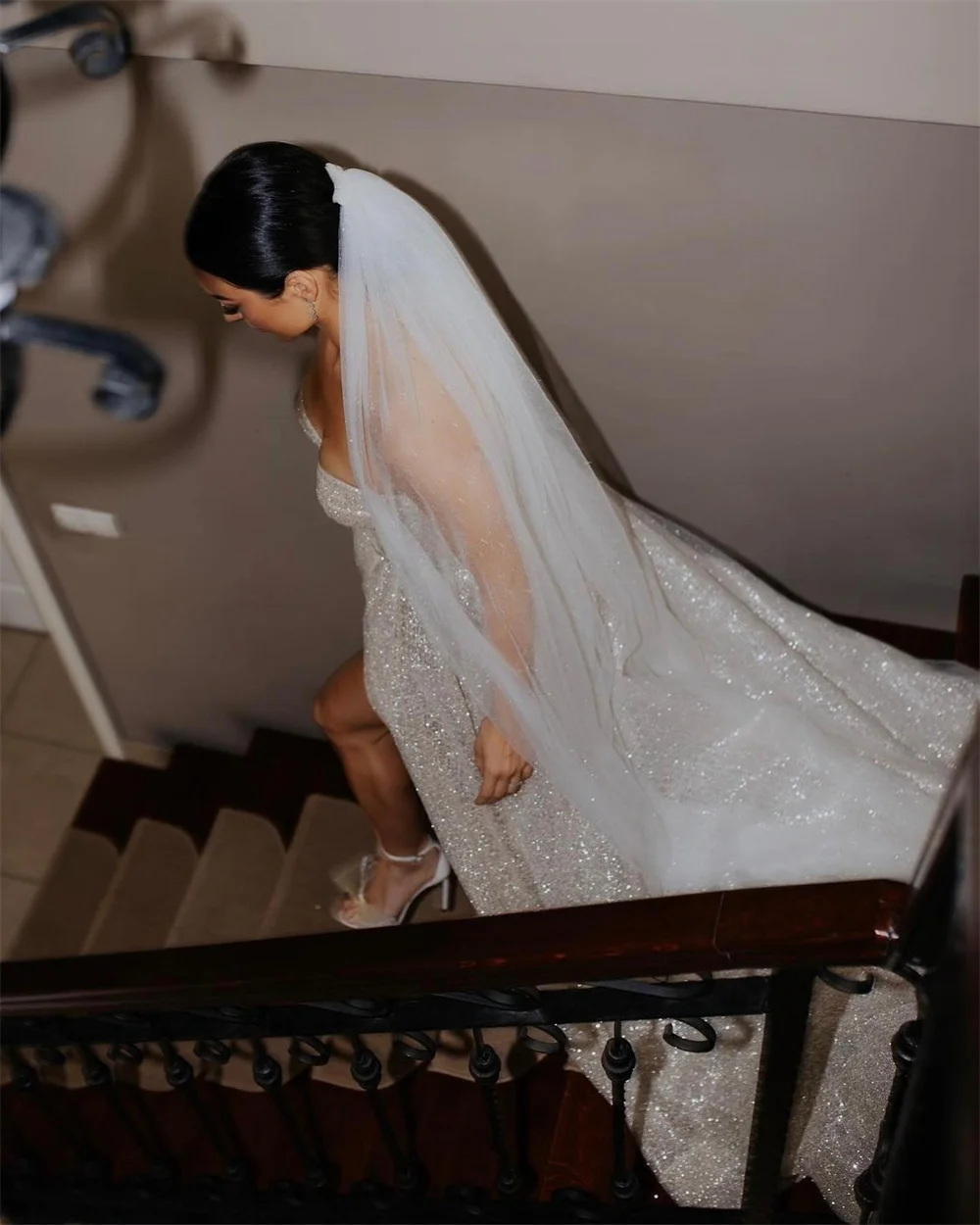 Tokyo op maat gemaakte zilveren a-lijn trouwjurk strapless mouwloze rechter trein bruidssluier elegante zijhoge split trouwjurk