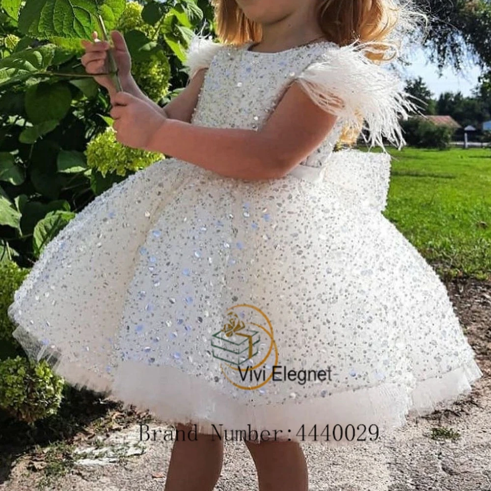 

White Sleeveless Flower Girl Dresses for Girls 2023 Sleeveless Wedding Party Gowns Feather Summer New Sequined فساتين بنات صغار