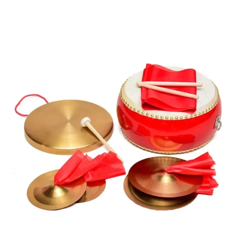 

Взрослые и дети исполняют на чисто медных гонгах и барабанах.