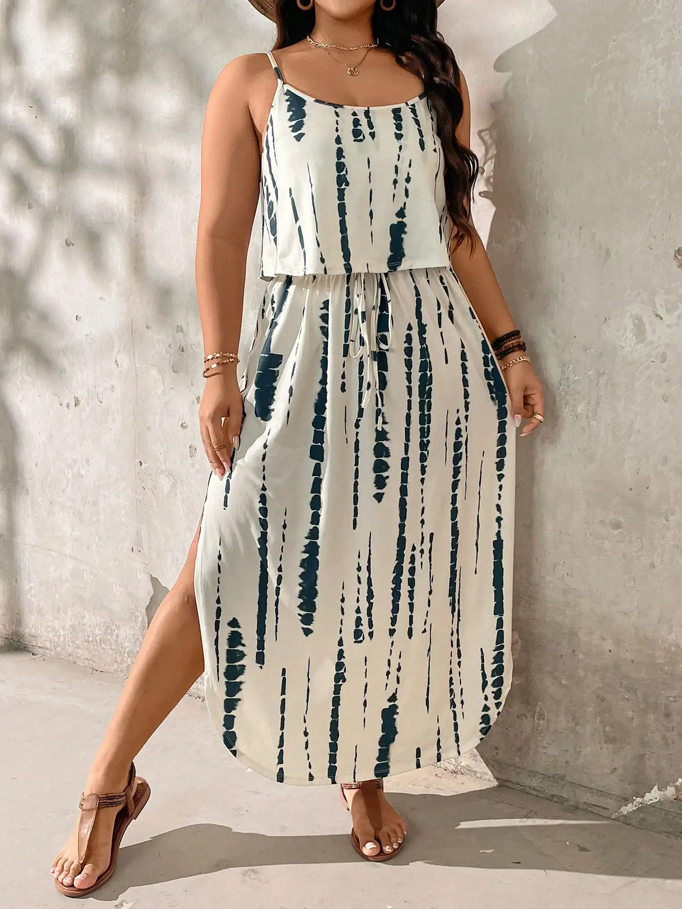 

Женское макси-платье больших размеров с эффектом тай-дай, боковым разрезом и завязками на талии