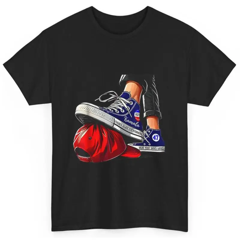 Kamala Harris Salto alto pisando em camiseta vermelha com chapéu Maga