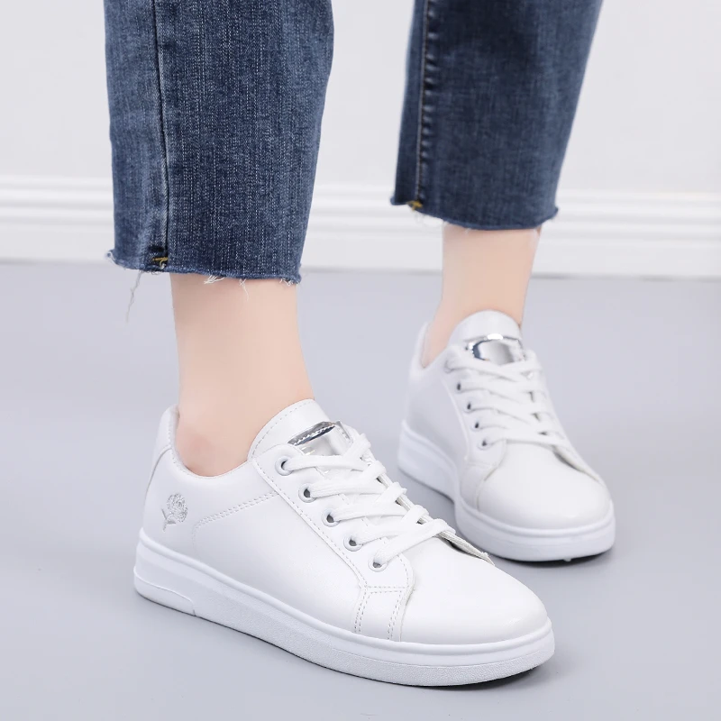 Little White Shoes for Women 2024 Autumn Rose Embroidery Thick Soled Leather Casual Student Board Shoes