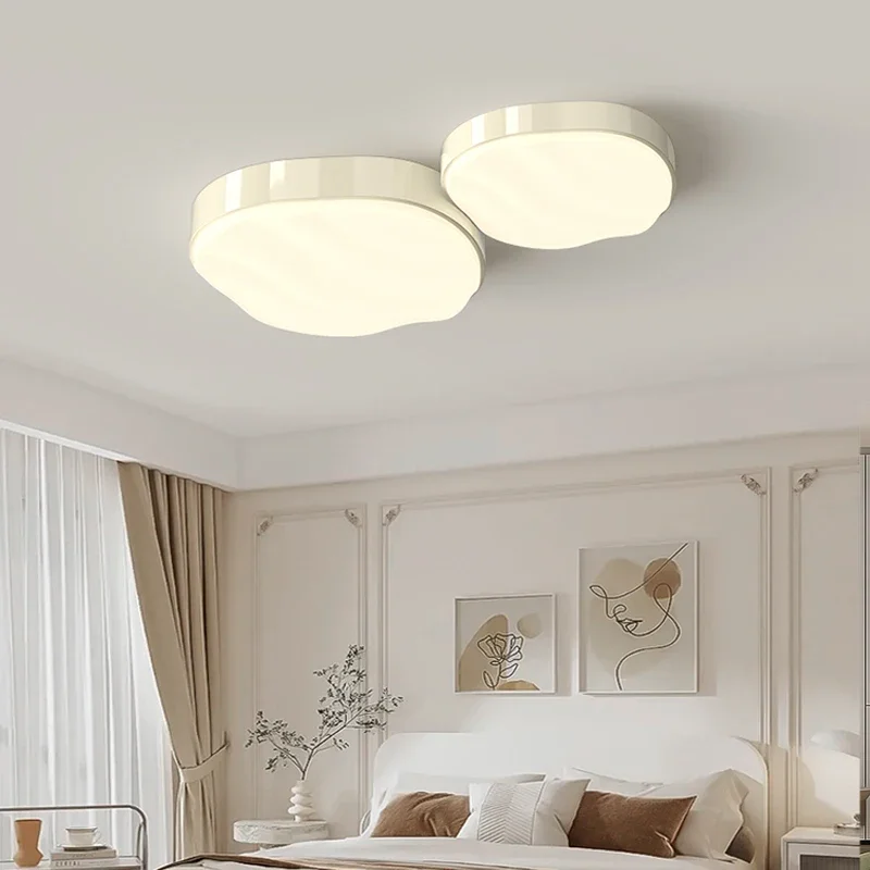 Plafonnier LED circulaire au design moderne, couleur beige vif, luminaire décoratif d'intérieur, idéal pour un salon ou une chambre à coucher