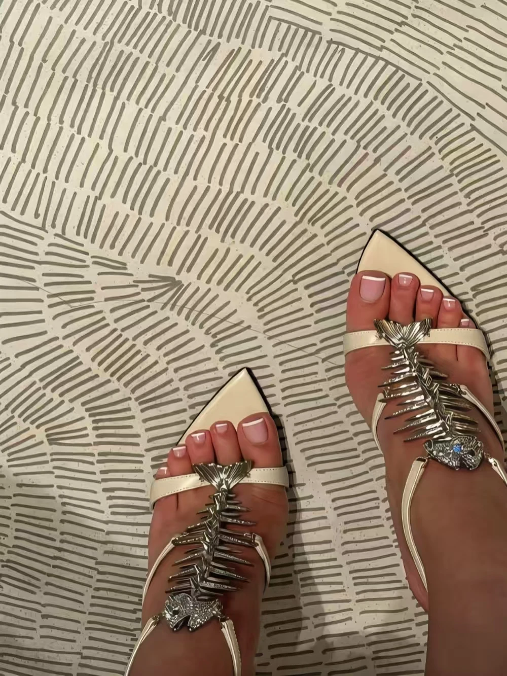 

Gothic Metallic Fish Skeleton Pointed-Toe Stiletto Heels Sandals Fashion Buckle Design Leather Straps Avant-Garde Style for Lady