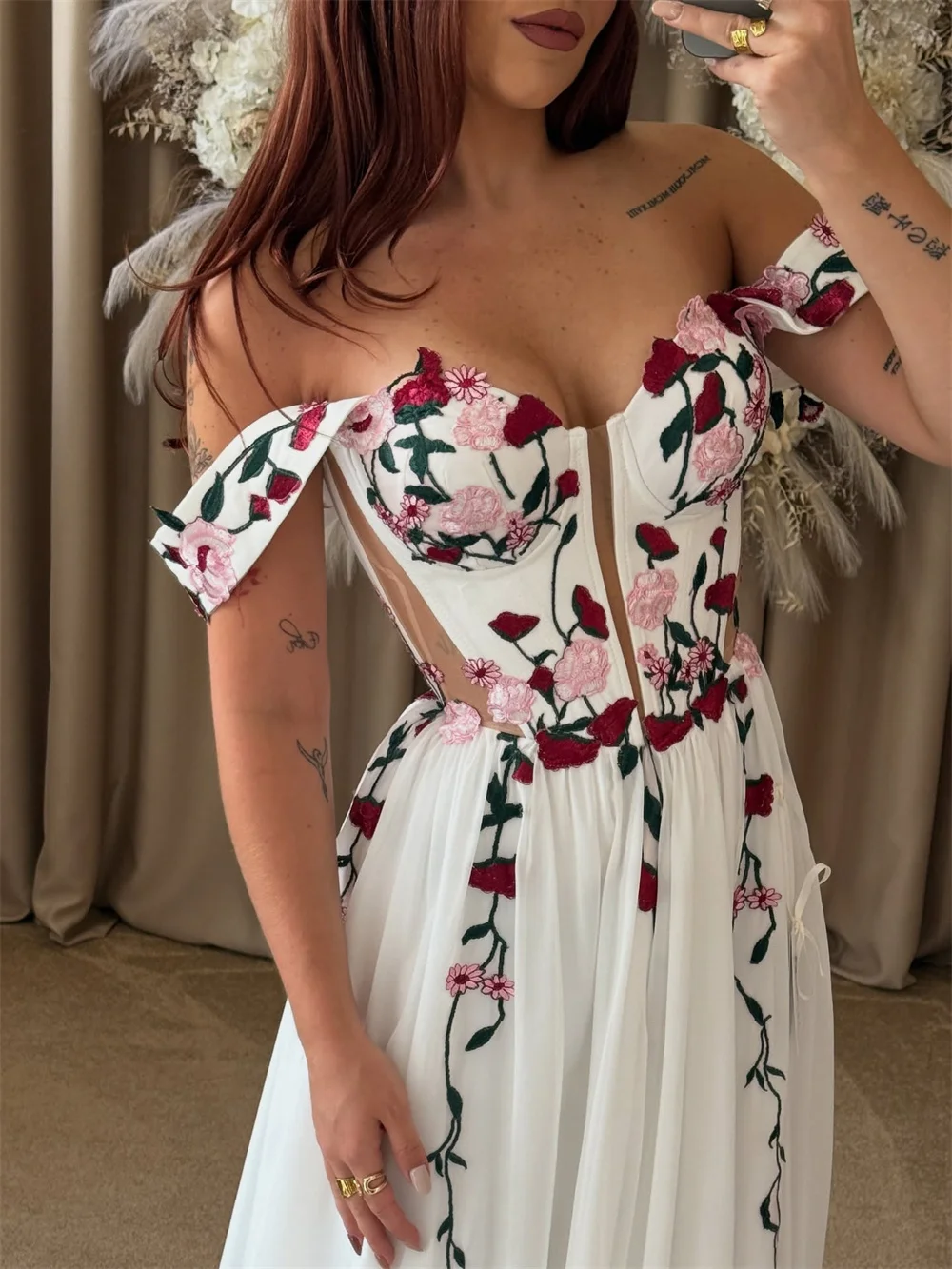 فستان زفاف كيوتو مخصص أبيض عاري الكتفين مزين بالزهور وفتحة جانبية بطول الأرض فساتين سهرة على شكل حرف a من فيستدوس دي نوفيا