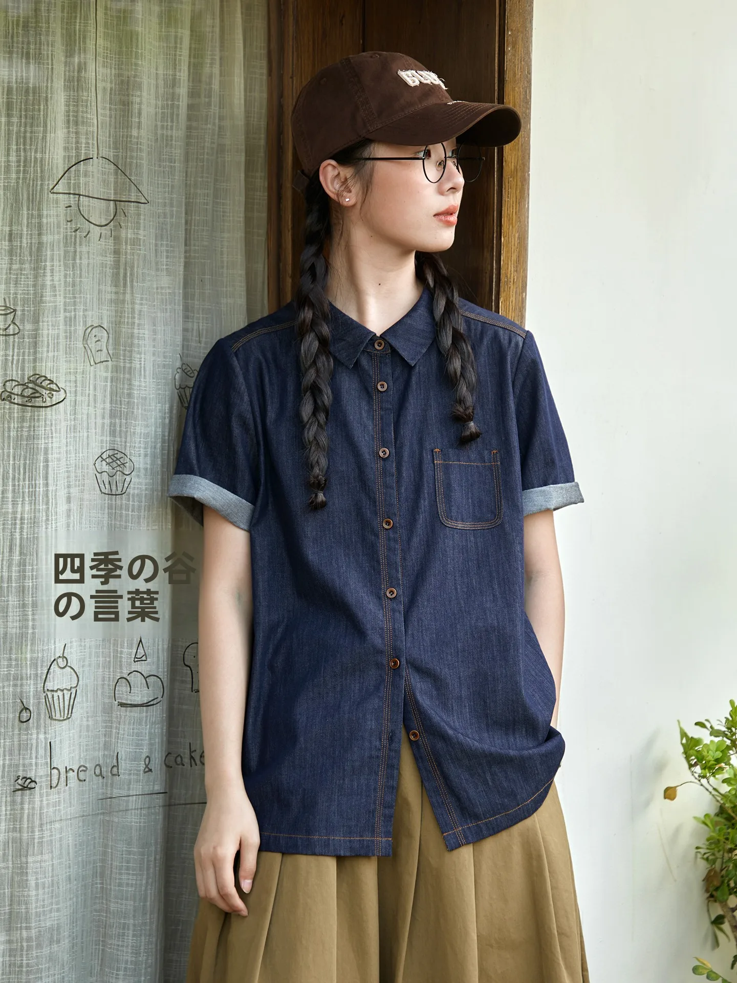 

Оригинальная женская летняя свободная повседневная универсальная рубашка из чистого хлопкового денима с коротким рукавом и воротником, с декоративной деталью на плече