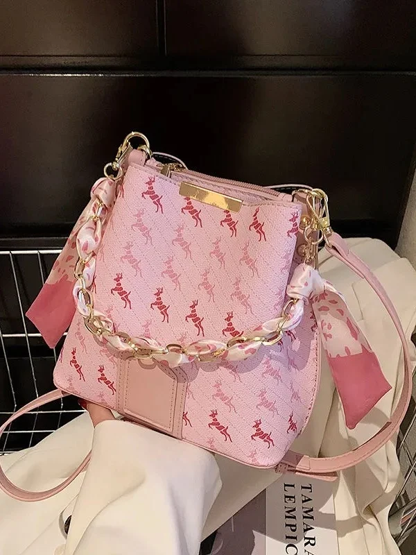 エレガントなピンクの花柄プリントレディースショルダーバッグ、シルクスカーフ付き、大容量バケット型クロスボディバッグ、ファッショナブルでトレンディー