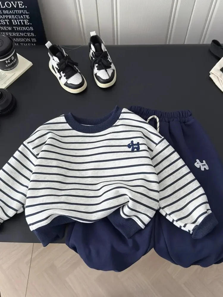 

Детский весенне-осенний модный комплект в корейском стиле: повседневный полосатый костюм из двух предметов с вышивкой, круглый вырез, длинные брюки
