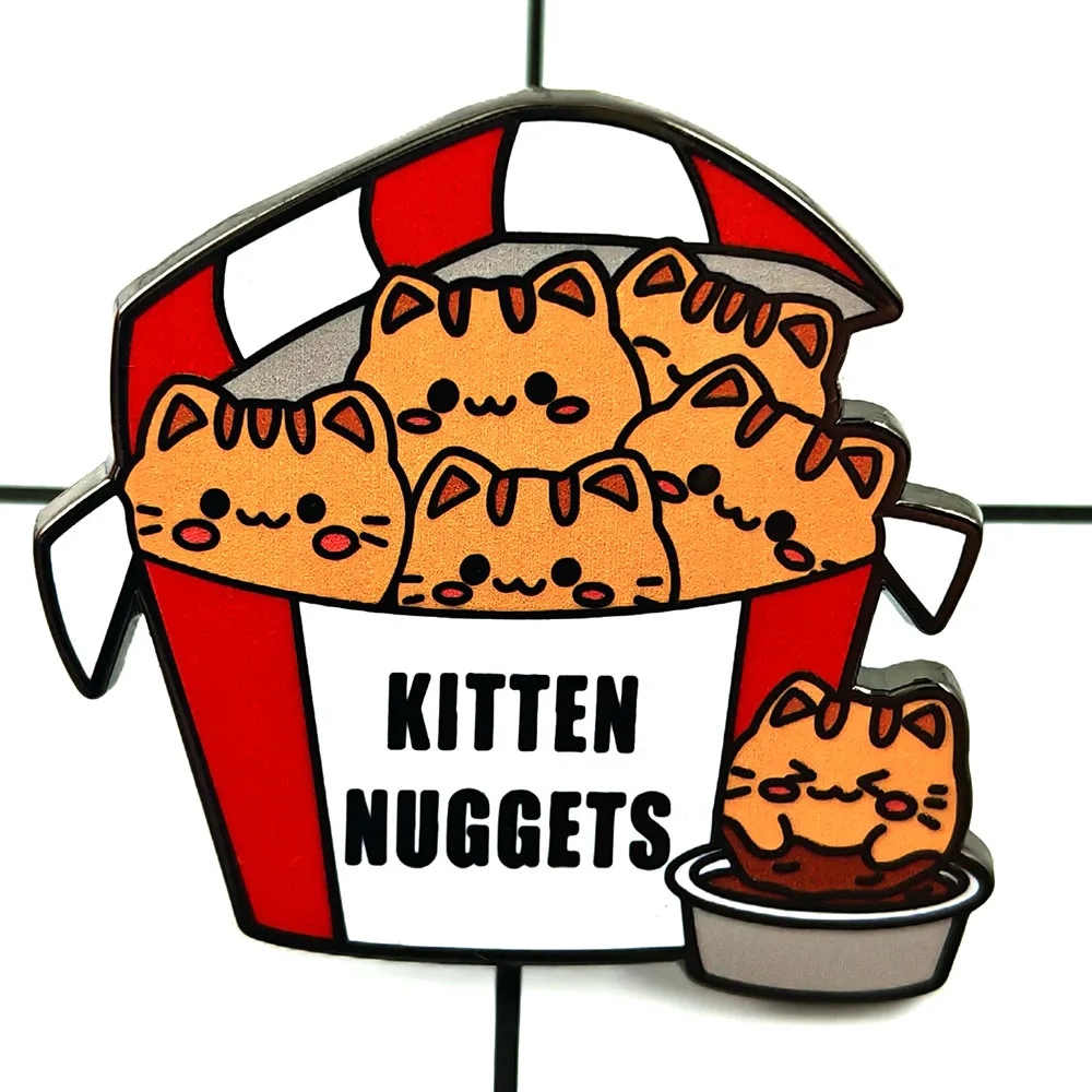 Fried Chicken Box Kätzchen-Brosche KITTEN NUGGETS Emaille-Pin Niedliches Tierfutter-Abzeichen Heilender Stil Kreative Rucksack-Dekoration Geschenk