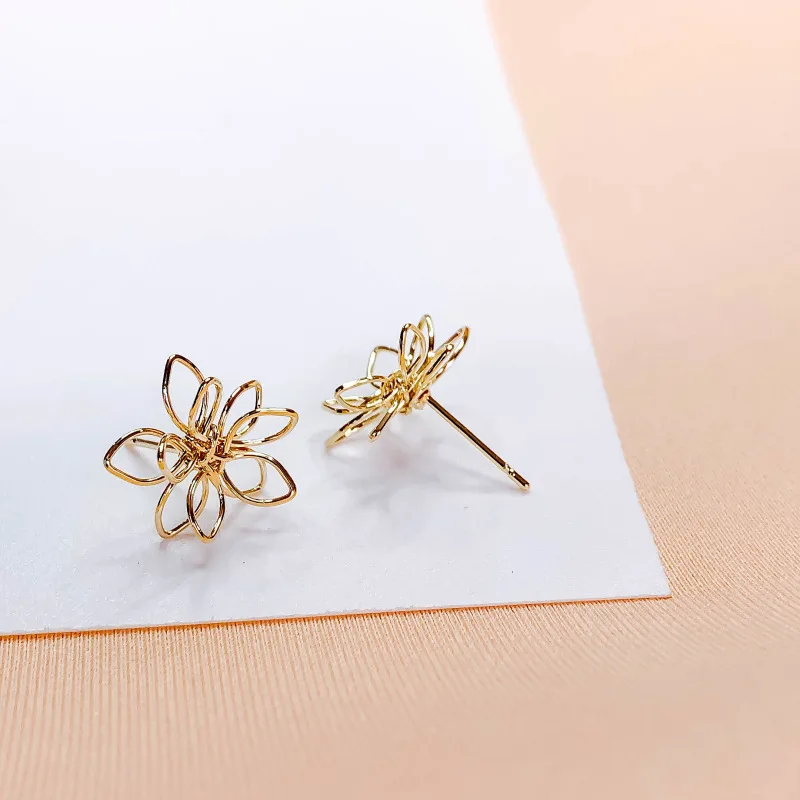 Hollow Out Metal Flower Stud Earrings for Women Simple Golden Color Black Trendy Earrings Vintage Jewelry Gift Accessories