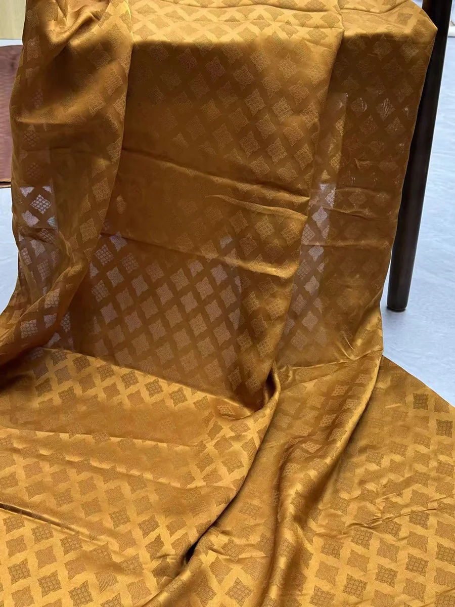 

Настраиваемая ткань для одежды: атлас с вышивкой, шелк «Фраант Клауд» 25 момме, приблизительно 100% шелковая ткань