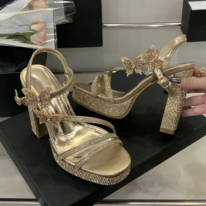 

Liyke модные женские сандалии с блестками и стразами 12 см, летние туфли на высоком массивном каблуке с кристаллами и бабочкой, свадебные туфли для выпускного вечера