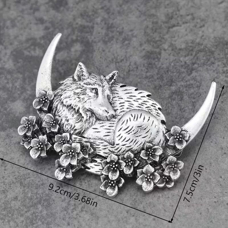 Eine Vintage-Haarpin mit einem Wikinger-Wolf-Motiv, ein Geschenk mit dem Motiv von Mond und Wolf – perfekt für den Anlass. – Detail 1
