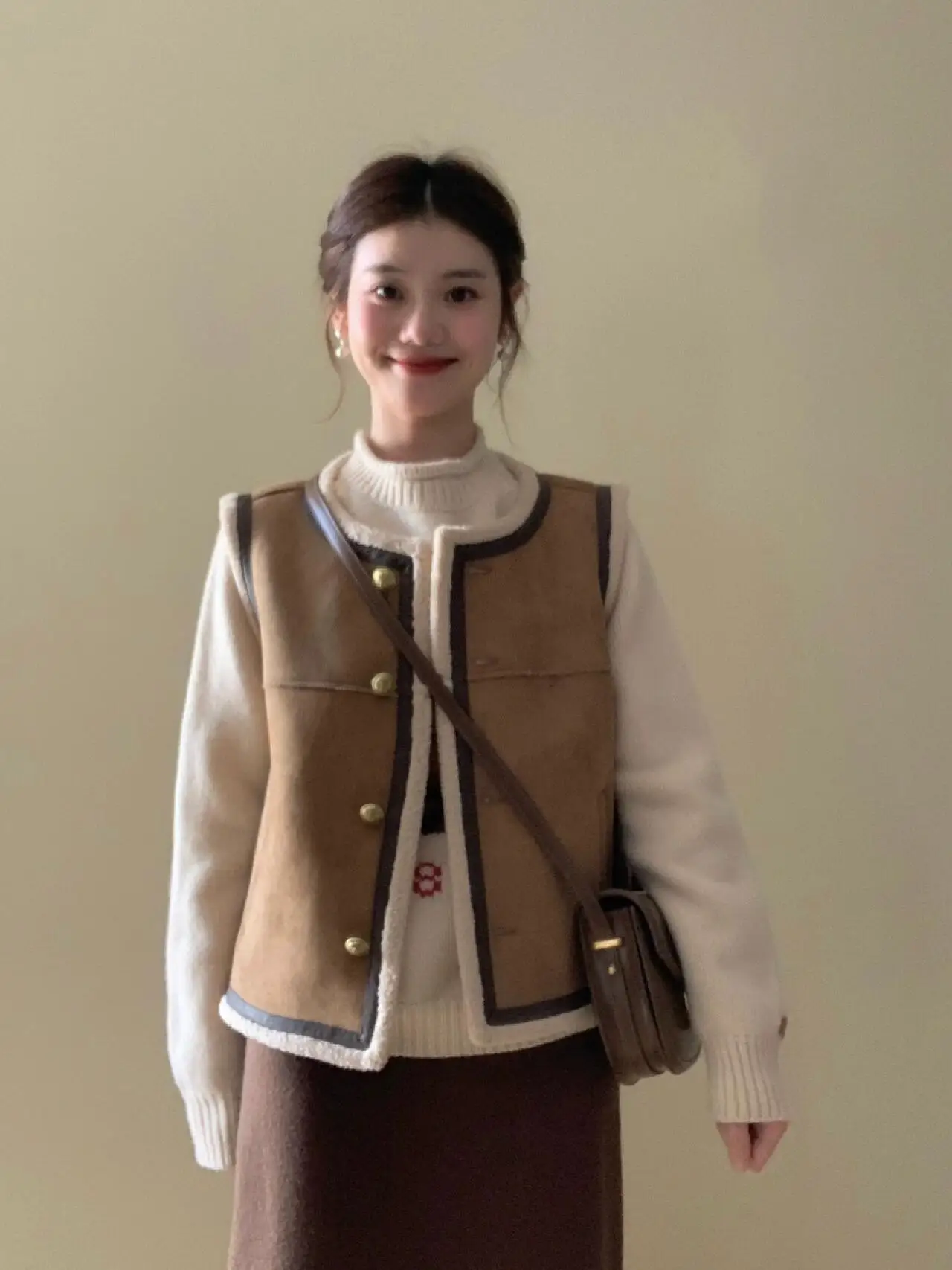 

Комплект женской модной одежды больших размеров: зимний жилет из овчины и вязаный свитер в стиле оверсайз, повседневный костюм-двойка