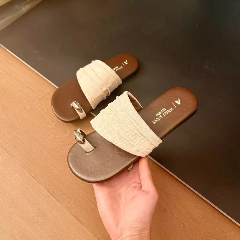 2026 Summer New Toe Loop Comfortable Women Casual Metal Buckle Embellishment Hollow Out Breathable Fashionable Beach Slippers