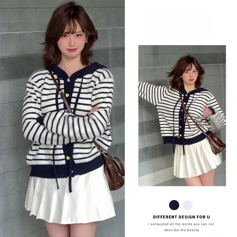 

Корейский вязаный кардиган в ленивую полоску с капюшоном, женский осенне-зимний антивозрастной свитер, пальто, белая плиссированная юбка, состоящая из двух частей...