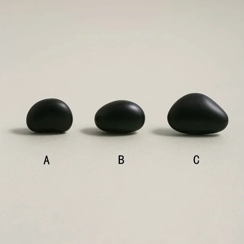 puxadores-de-moveis-em-formato-de-seixo-irregular-pequenos-minimalistas-em-latao-preto-para-guarda-roupa-cozinha-e-armario-de-sapatos