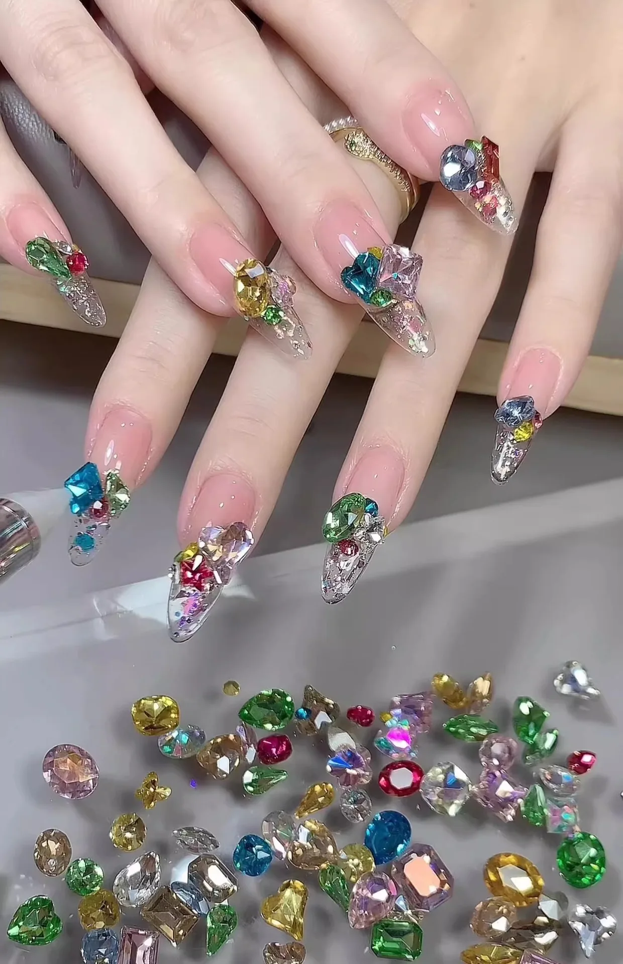 50 Stück gemischte Formen, verschiedene Schnittformen, ausgefallene farbige Nagelrhinesteine, kleine, bonbonfarbene Strasssteine mit spitzer Unterseite für Nagelkunst-Verzierungen – Detail 2