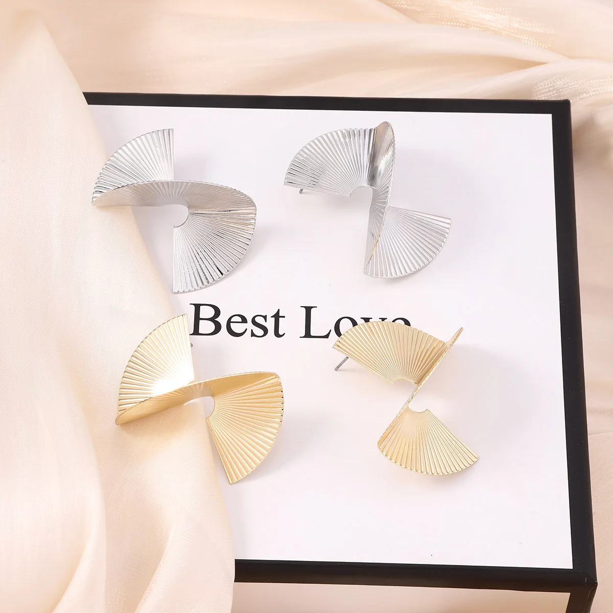 Designer twisted S fan-shaped wave retro spiral fan leaf stud earrings, niche light luxury shows temperament