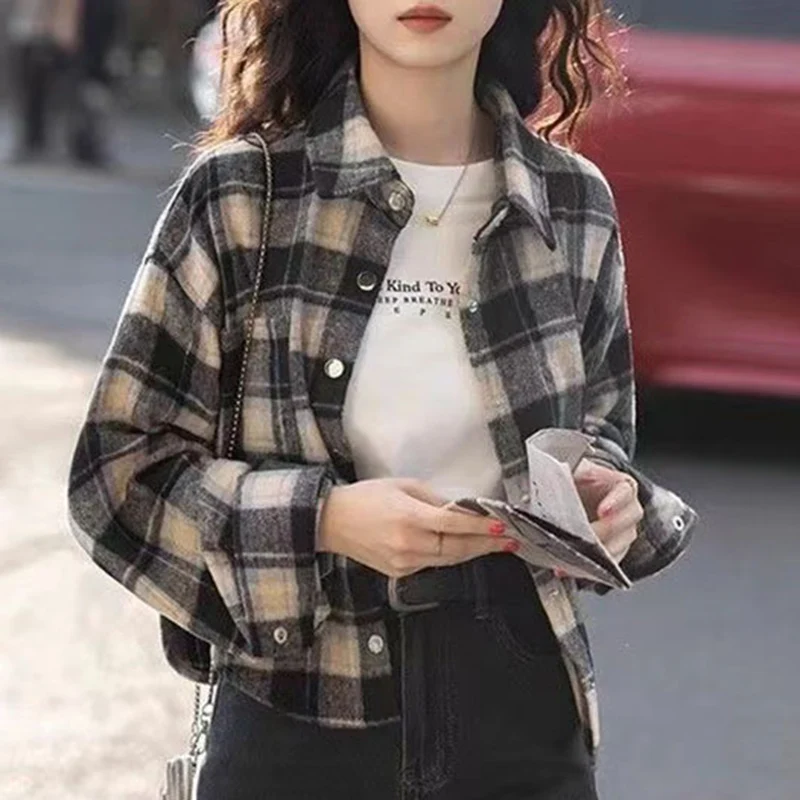 Koreańskie koszule damskie z krótkim rękawem i kołnierzykiem w stylu vintage na jesień i zimę 2025, luźna krótka bluzka damska w kratę z długim rękawem
