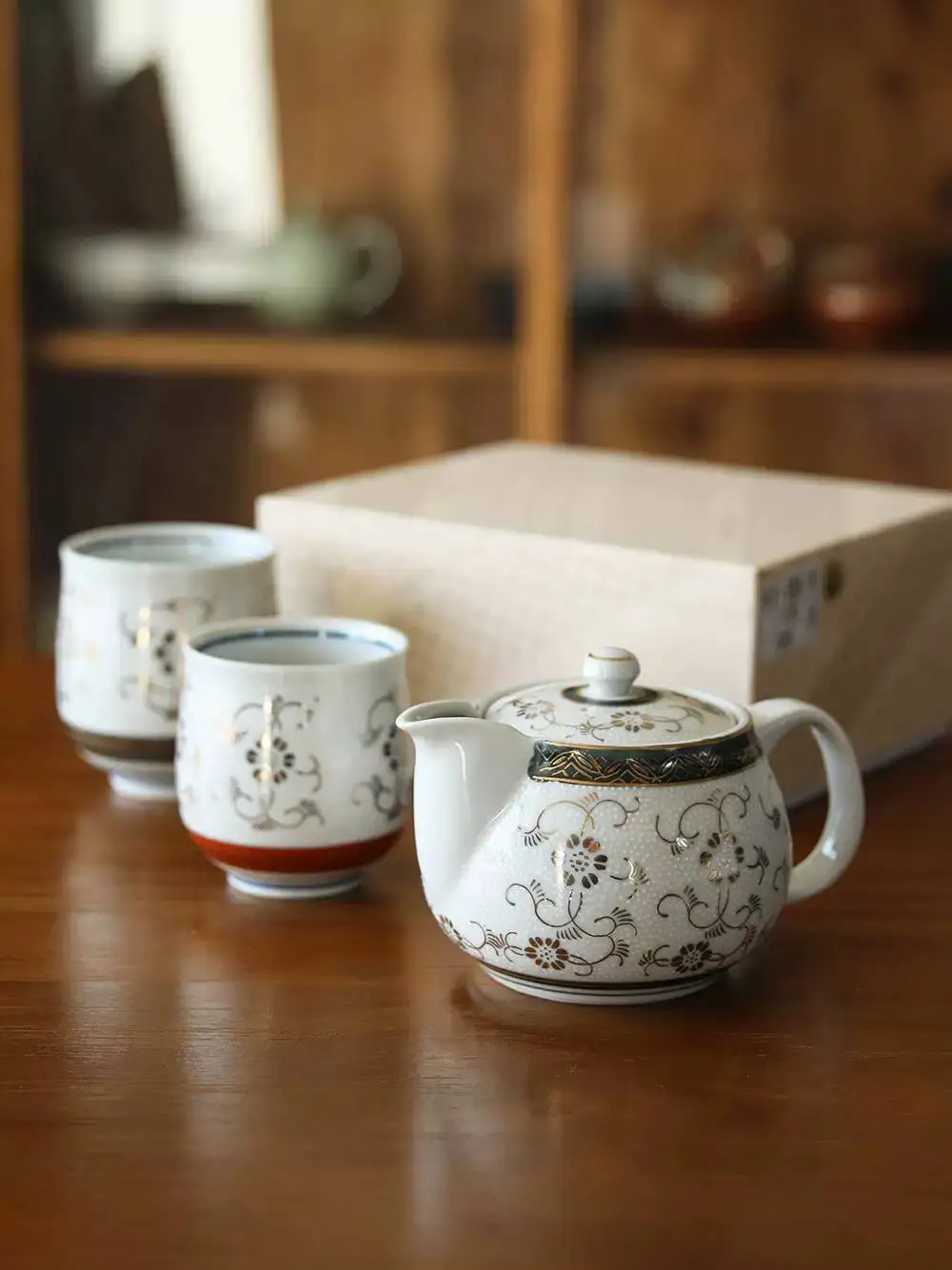 

Набор для чая: чайник и две чашки, подарочный комплект, в наличии, японская импортная посуда Кутани, белая с золотой отделкой, керамический.