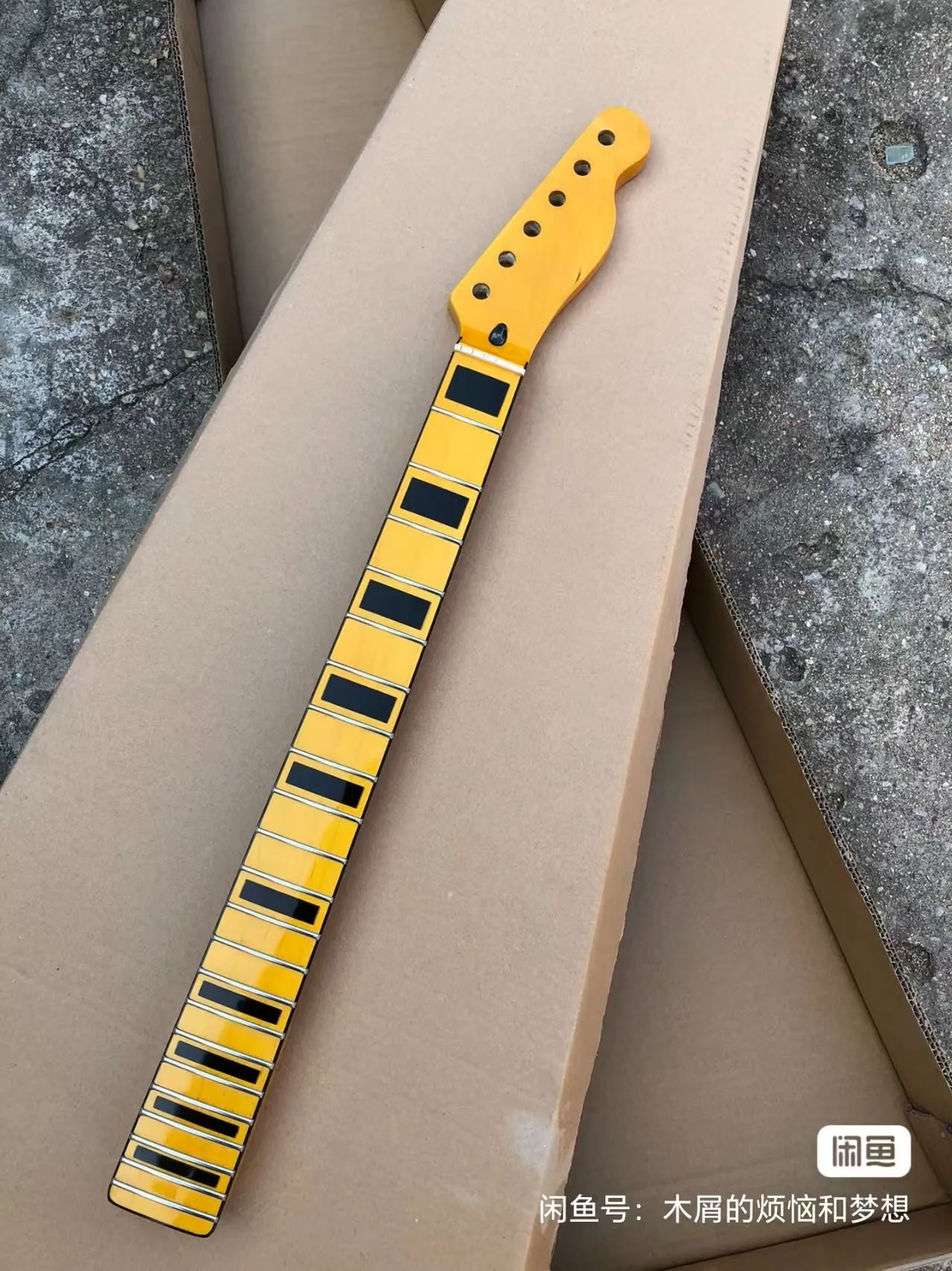 

Electric guitar neck single shake 22 products maple material inlaid with black square products The buttonhole diameter is 10mm